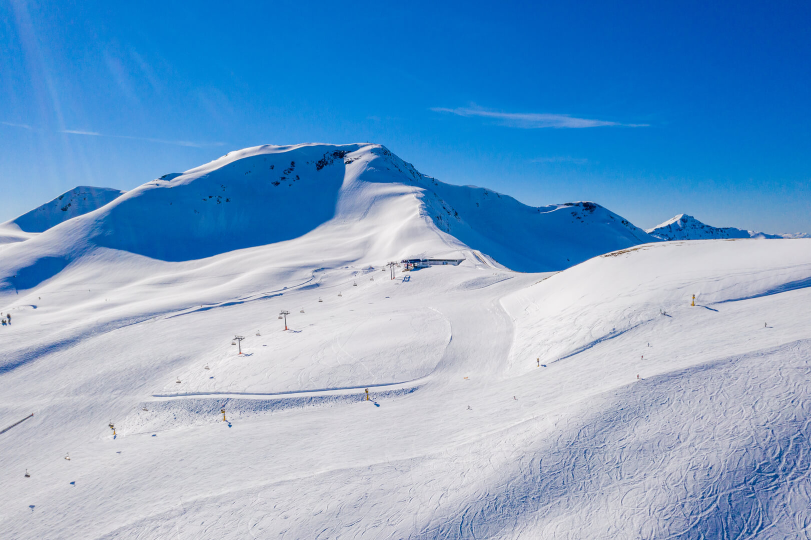 Paesaggio delle montagne alpine in bellezza ALPI francesi, italiane e svizzere viste dall'aereo. Stazione sciistica di Chamonix Mont Blanc. La montagna è la più alta delle Alpi e dell'Unione europea.
