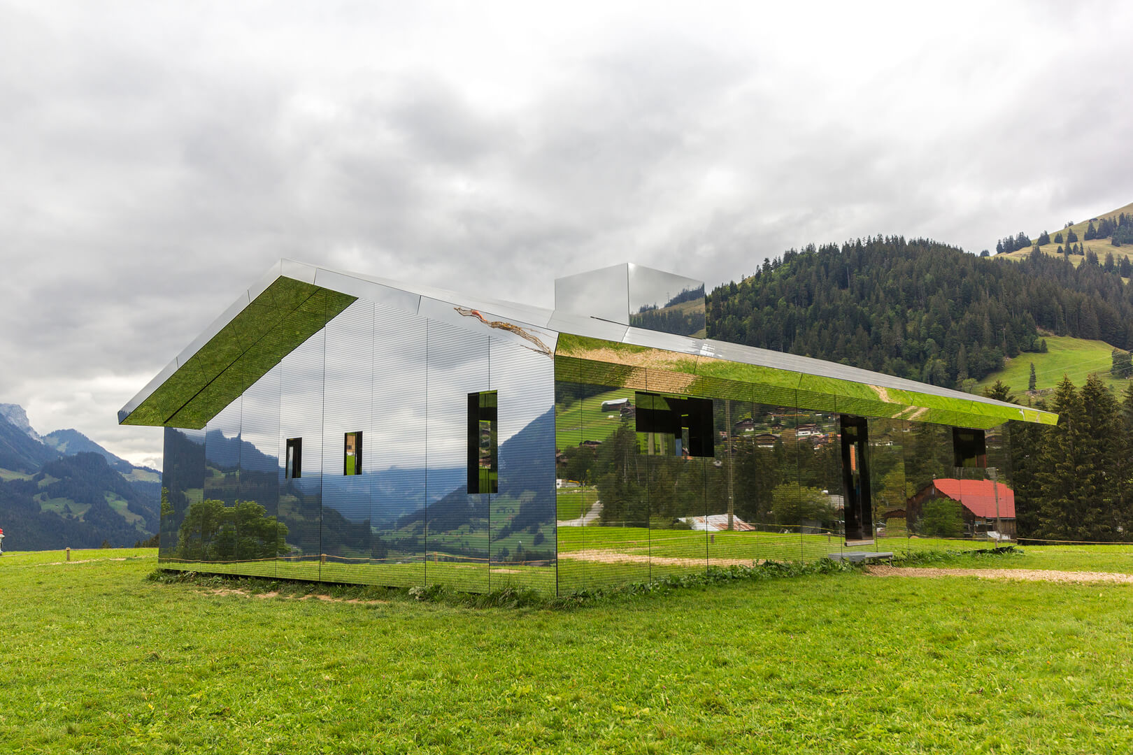 Gstaad, Suisse : la maison miroir de Doug Altken sur les Alpes suisses pour refléter le paysage