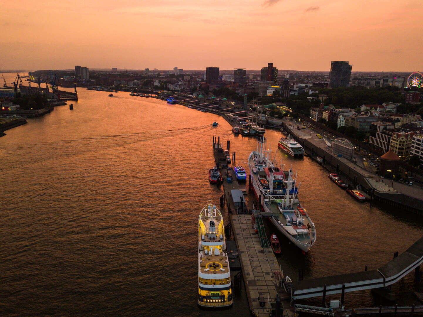 Вид с воздуха на реку Эльба и корабли в городе Гамбург во время заката. Германия летом