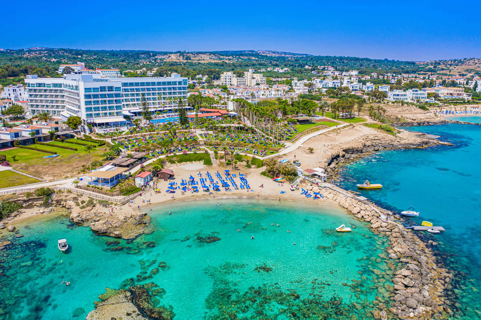 Schöner Blick auf die Hauptstraße von Larnaca und den Strand von Phinikoudes auf Zypern