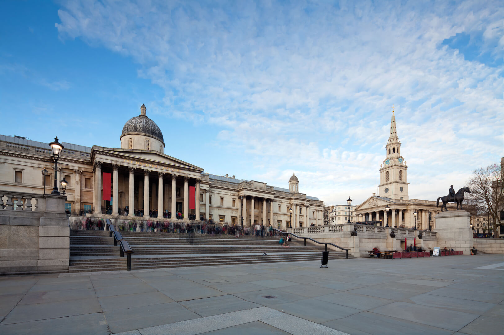 Лондонская Национальная галерея и англиканская церковь Святого Мартина-ин-те-Филдс. Городской пейзаж, снятый объективом с тилт-шифтом, поддерживающим вертикаль