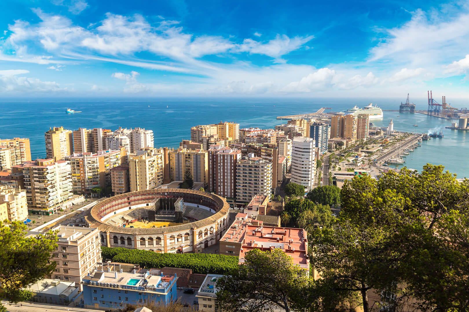 Vista aerea panoramica di Malaga in una bella giornata estiva, Spagna