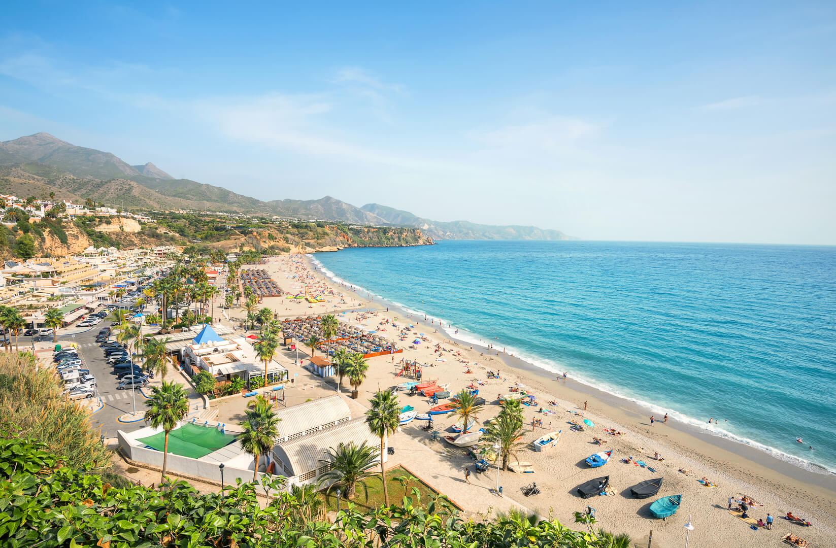 Vista della spiaggia di Nerja. Provincia di Malaga, Costa del Sol, Andalusia, Spagna