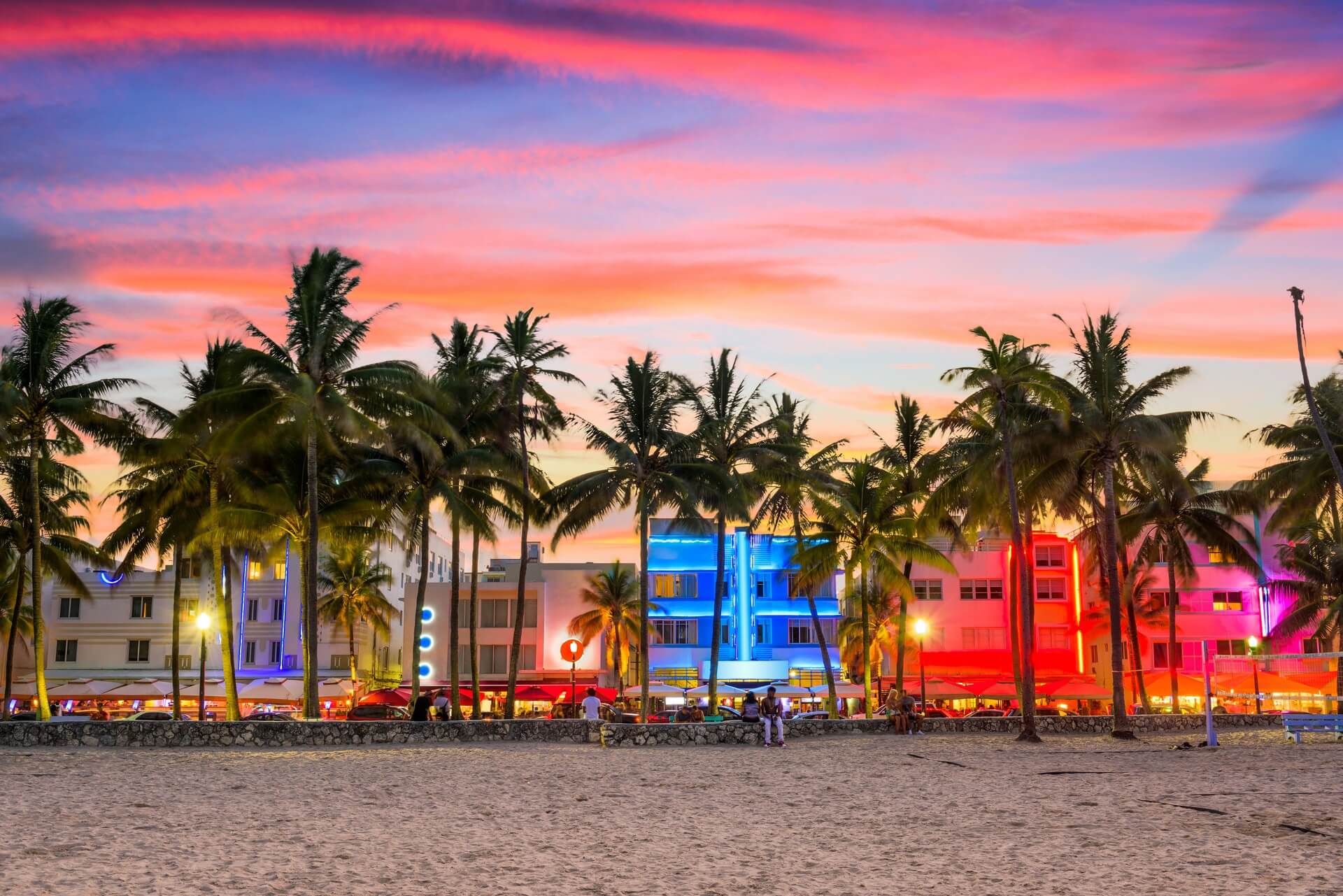 Miami Beach, Florida, USA am Ocean Drive bei Sonnenuntergang.