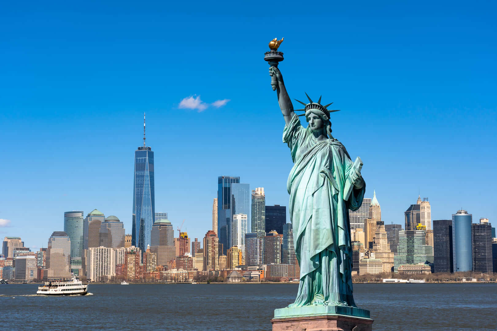 La statua della libertà sopra la scena di New York cityscape lato fiume che posizione è Lower Manhattan, architettura e costruzione con concetto turistico