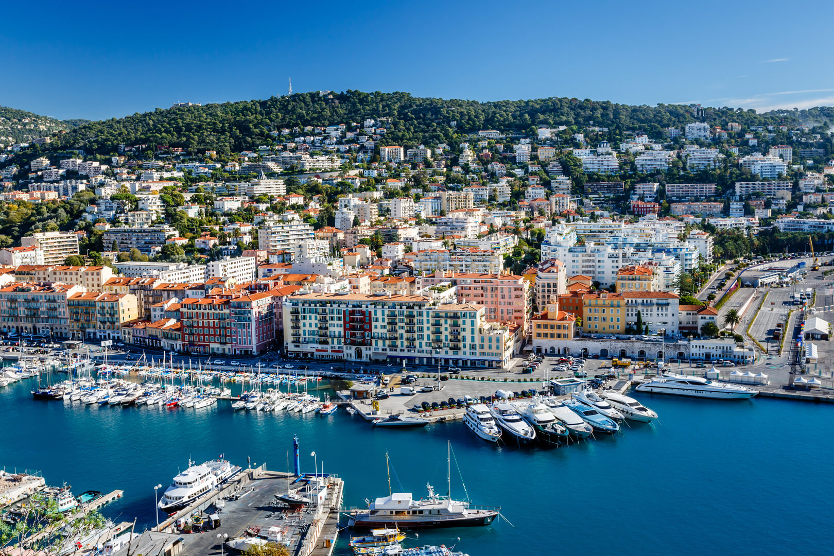 Vista aerea del porto di Nizza e degli yacht di lusso, Costa Azzurra, Francia