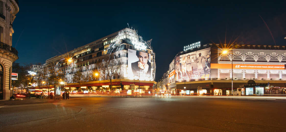 Vue de nuit des Galeries Lafayette et du boulevard Haussmann. Les Galeries Lafayette sont une chaîne française de grands magasins haut de gamme.