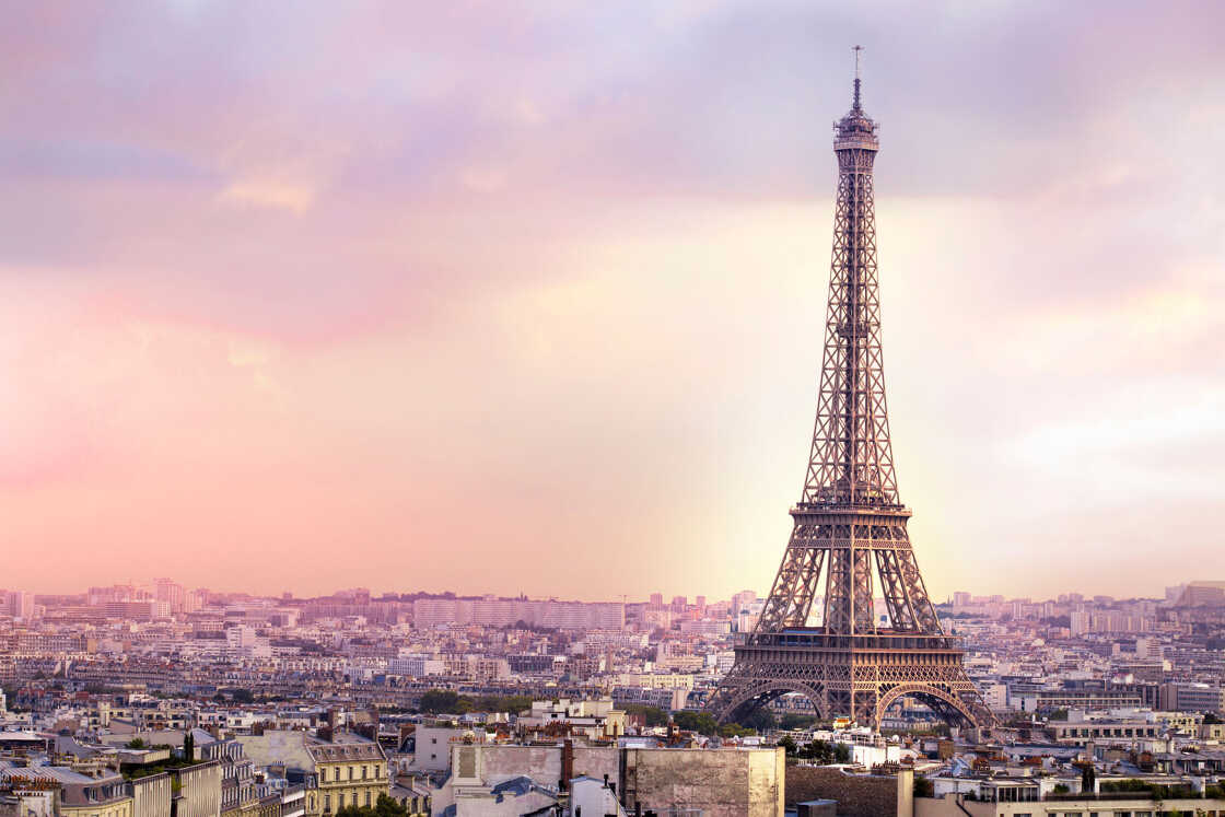 Coucher de soleil Tour Eiffel et vue de la ville de Paris depuis l'Arc de Triomphe. Tour Eiffel depuis le Champ de Mars, Paris, France. Bel arrière-plan romantique