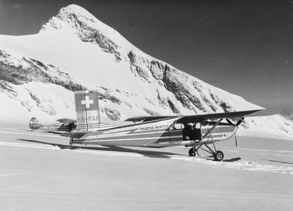 Immagine in bianco e nero di un Pilatus PC-6 su un campo di neve