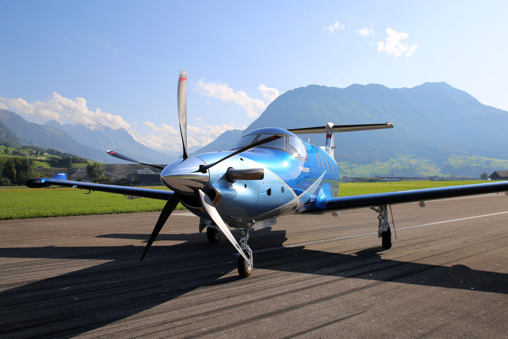 Pilatus PC-12 NGX sulla pista davanti a un paesaggio naturale (Copyright: Pilatus Aircraft Ltd)