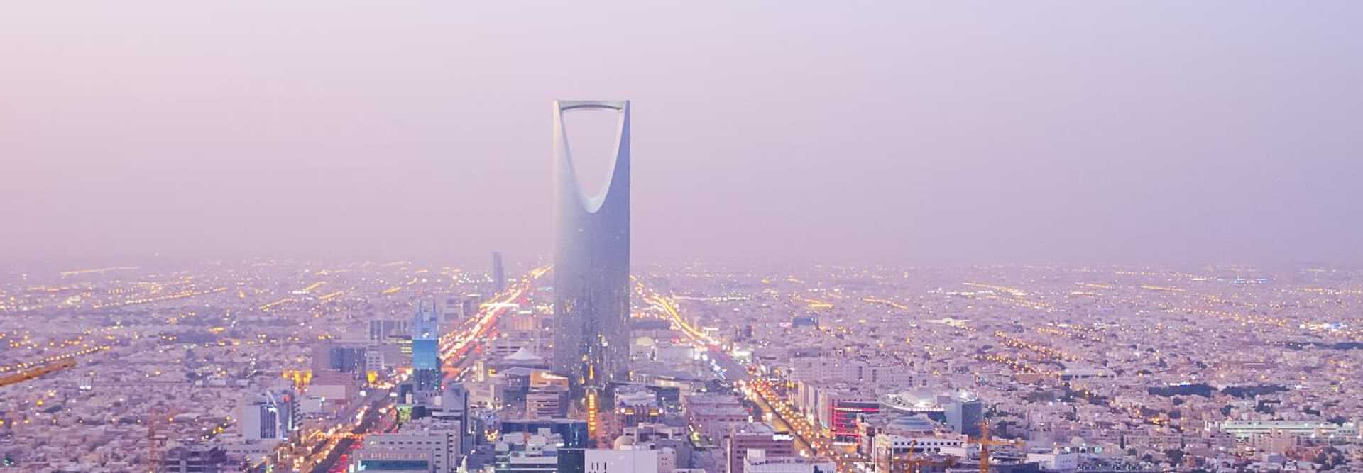 Coucher de soleil à Riyad en Arabie saoudite, avec vue sur la tour du royaume.