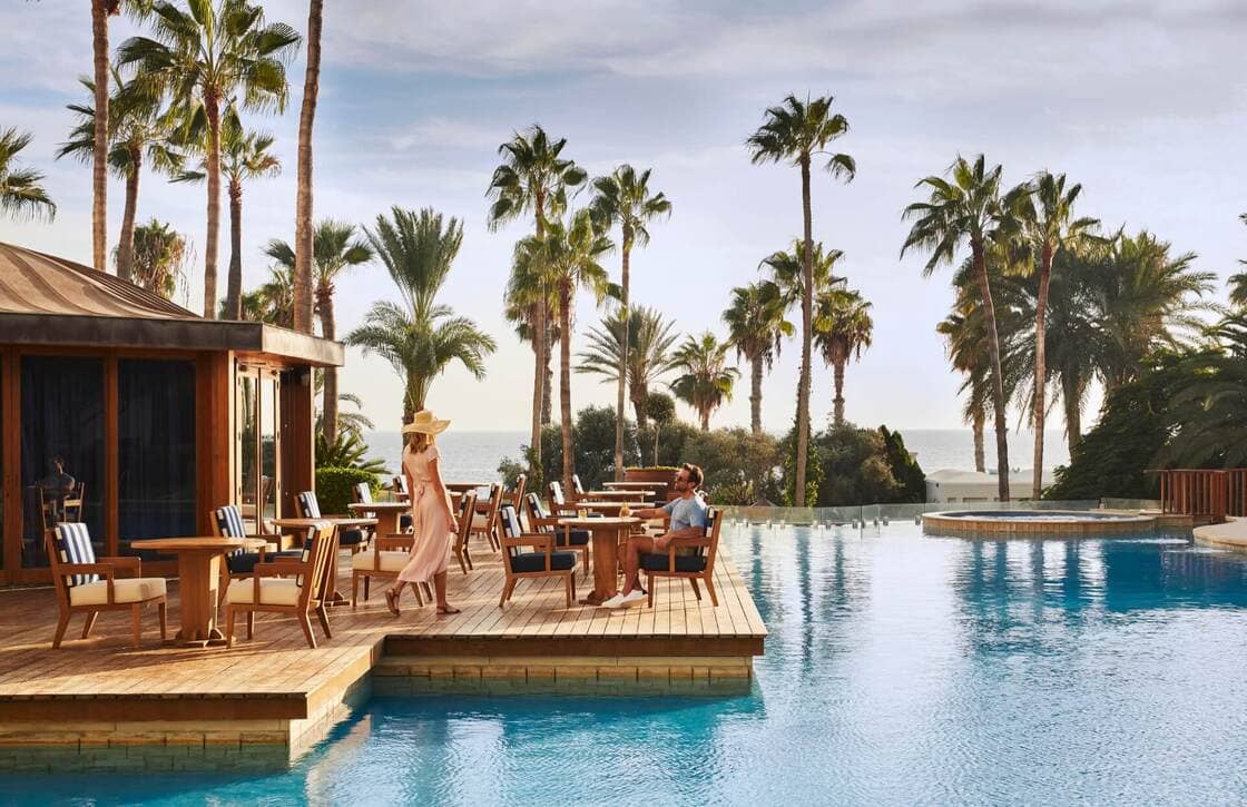 Pärchen trifft sich an der Strandpromenade der Luxusreise Anabelle Hotel nach Paphos