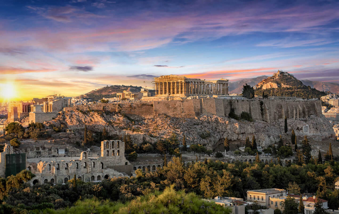 Le temple du Parthénon sur l'Acropole d'Athènes, en Grèce, lors d'un coucher de soleil coloré.