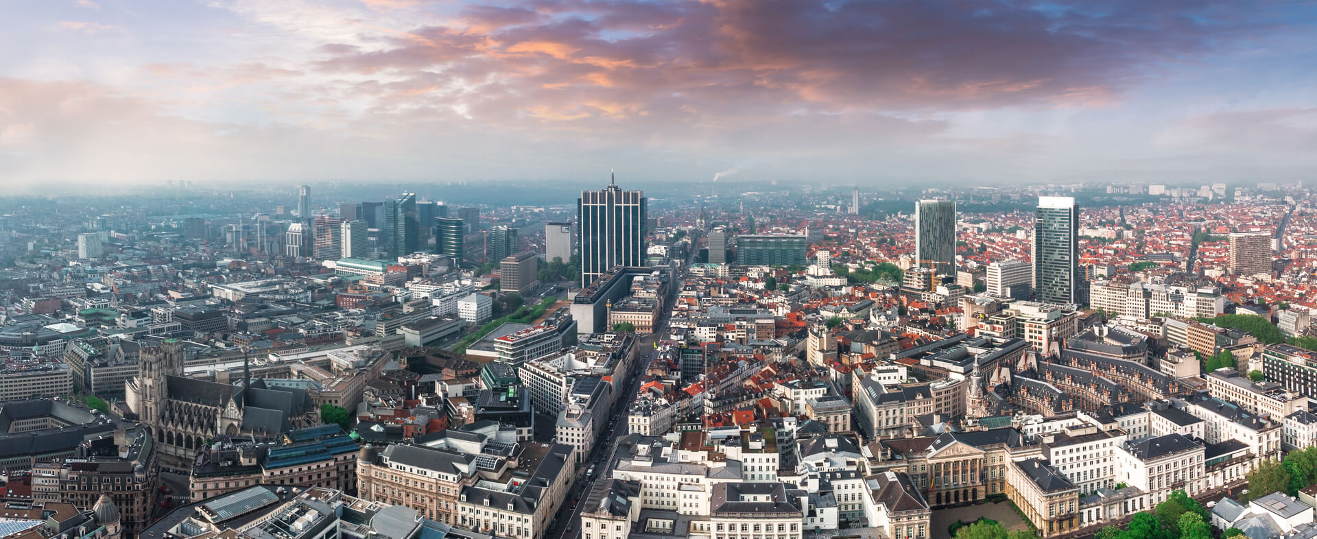 Vista aerea panoramica della parte centrale di Bruxelles, del parco, della Cattedrale di Bruxelles e della parte commerciale della città, Belgio