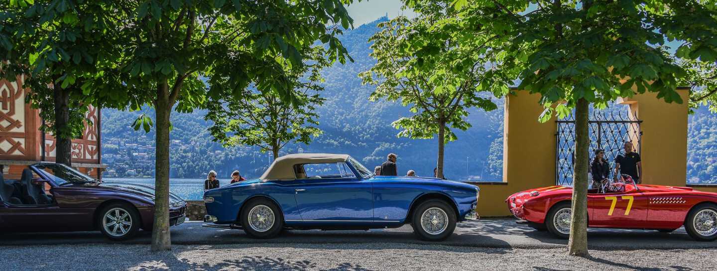 Concorso d'Eleganza Villa d'Est, voitures de collection devant le lac de Côme