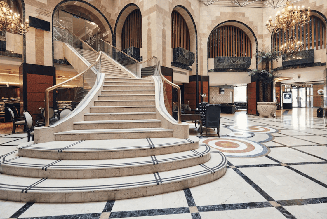 Beeindruckende Treppe in der Rezeption des Dallah Taibah Hotels