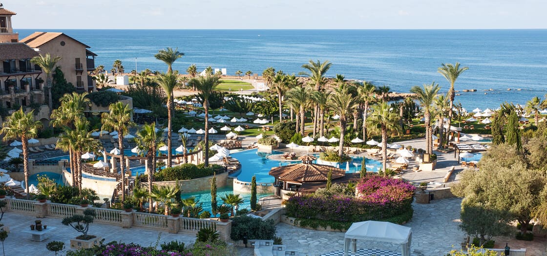 Luxushotel Elysium Hotel in Paphos, mit Palmen, vielen Swimmingpools und Promenade