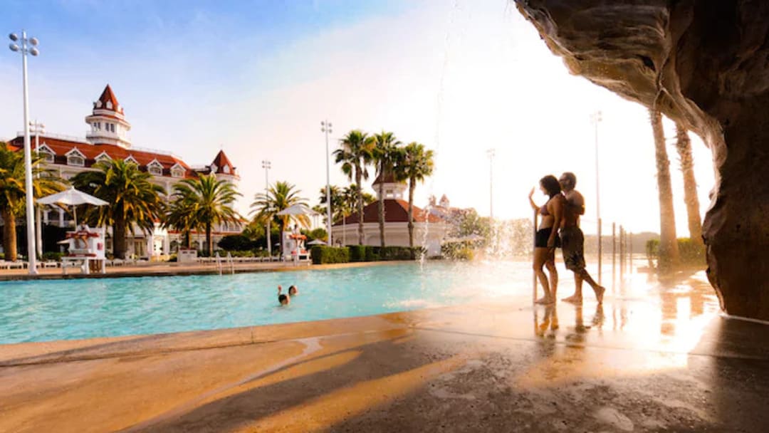 Schwimmbad vor dem Grand Floridian Hotel, mit einem künstlichen Wasserfall auf einem riesigen Felsen.