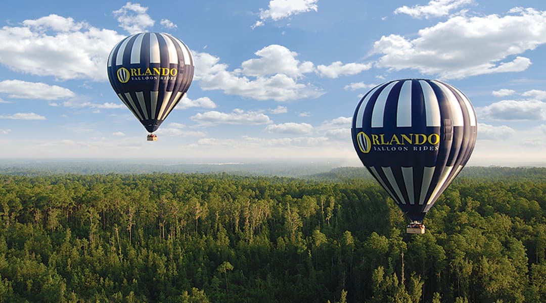 Zwei Ballons schweben in den Himmel und bieten einen Panoramablick auf die Natur rund um die Stadt Orlando in Florida.