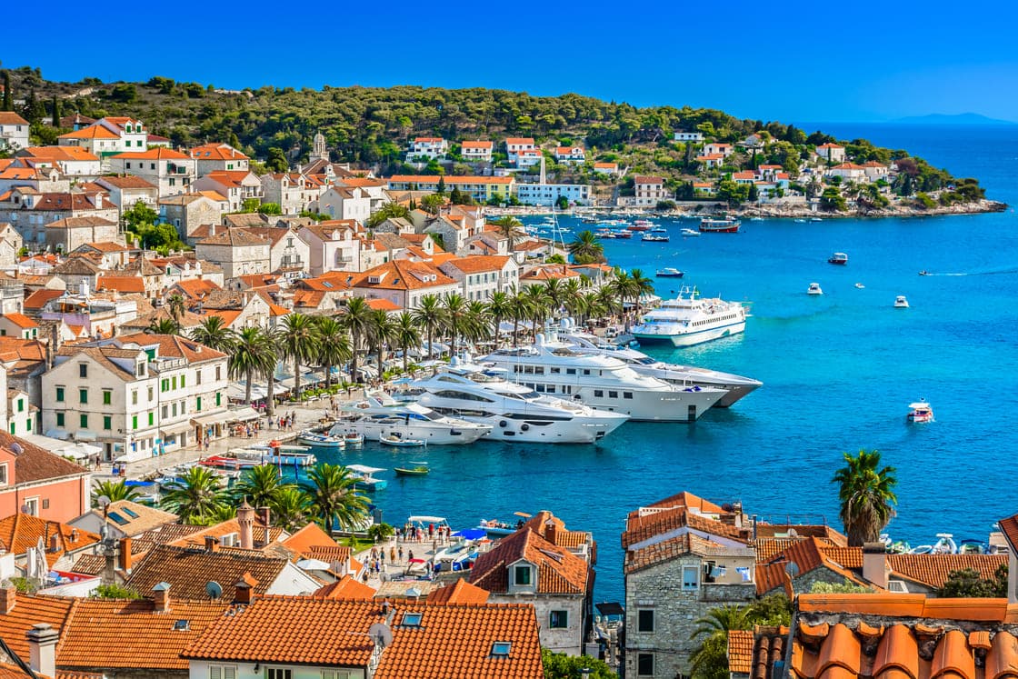 Vue aérienne de la ville de Hvar, dans le sud de la Croatie, célèbre destination de voyage de luxe en Europe et en Méditerranée.