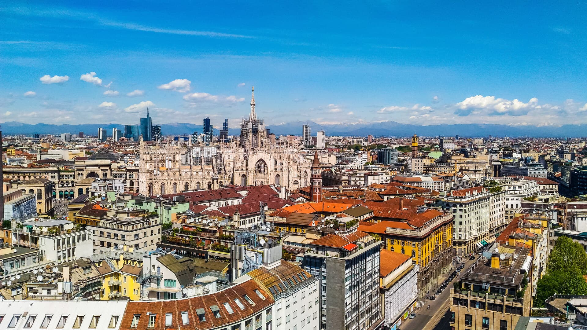 Alta gamma dinamica (HDR) Vista aerea della città di Milano, Italia