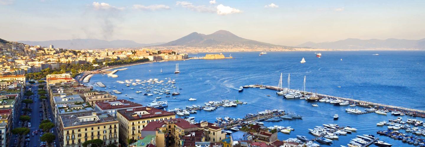 Il porto di Napoli in estate con le barche, il Mediterraneo e il monte Vesuvio sullo sfondo