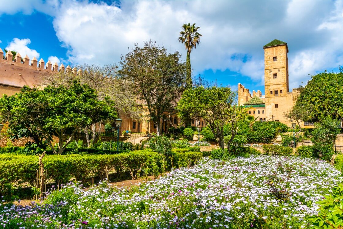 Erstaunlicher Blick auf den Museumsturm des Palastes in den Andalusischen Gärten in der Nähe der alten Kasbah der Udayas in Rabat.