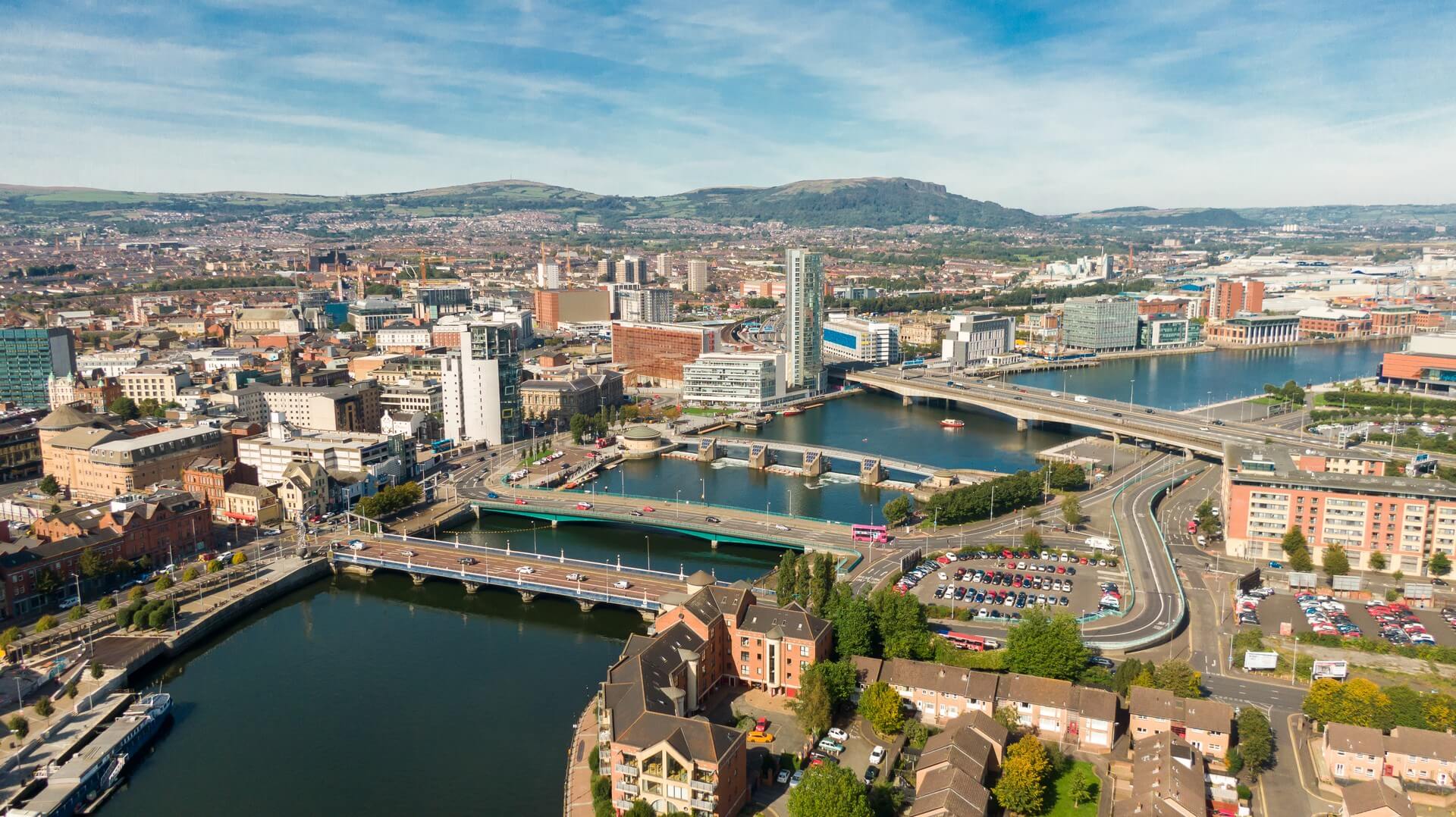 Vista aerea del fiume e degli edifici nel centro di Belfast, Irlanda del Nord. Foto da drone, vista dall'alto della città