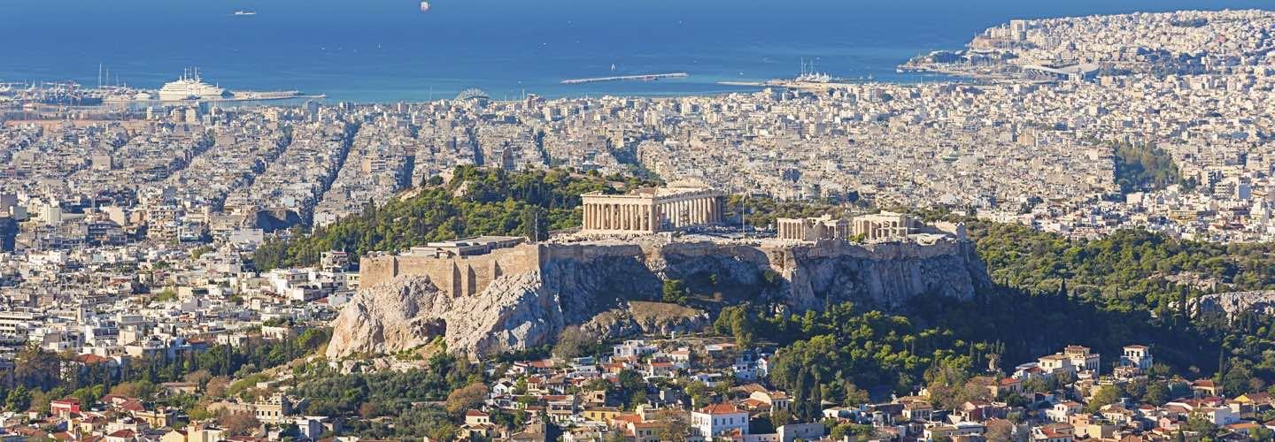 Atene con l'Acropoli e il Partenone e il mare con gli yacht sullo sfondo