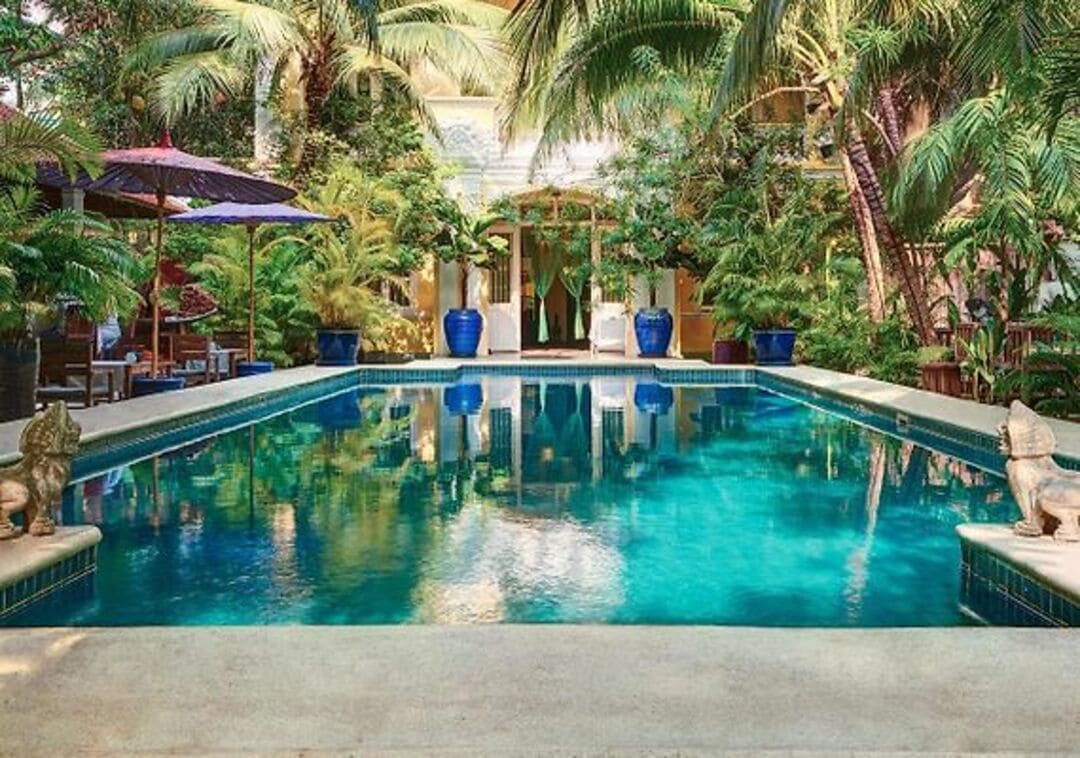 Schwimmbad mit Entspannungsbereich vor dem Eingang des Pavilion Hotels
