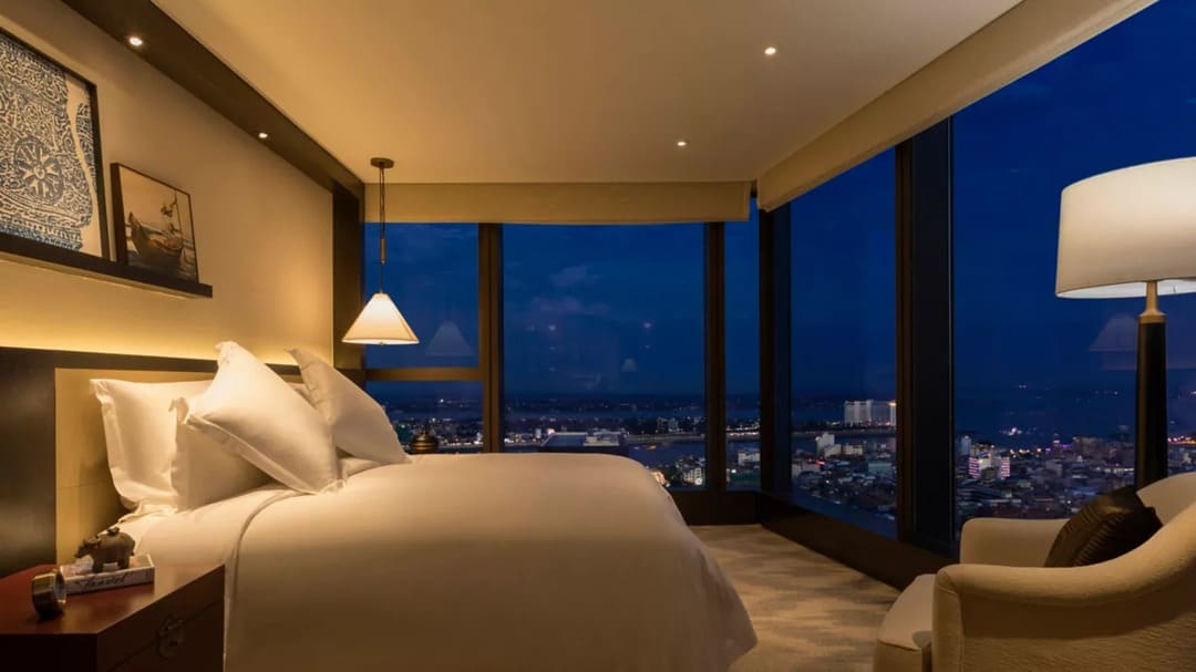Zimmer mit Panoramablick vor dem Kingsize-Bett im Rosewood Hotel