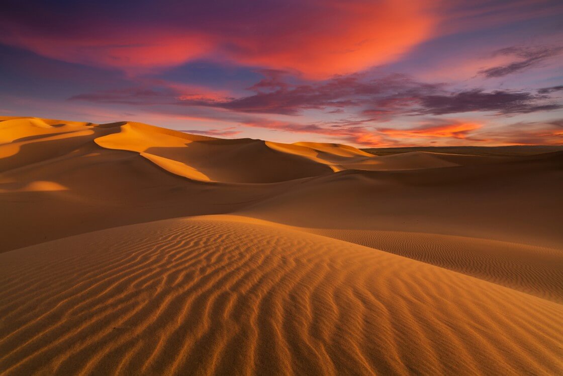 Schöne Sanddünen in der Wüste Sahara.