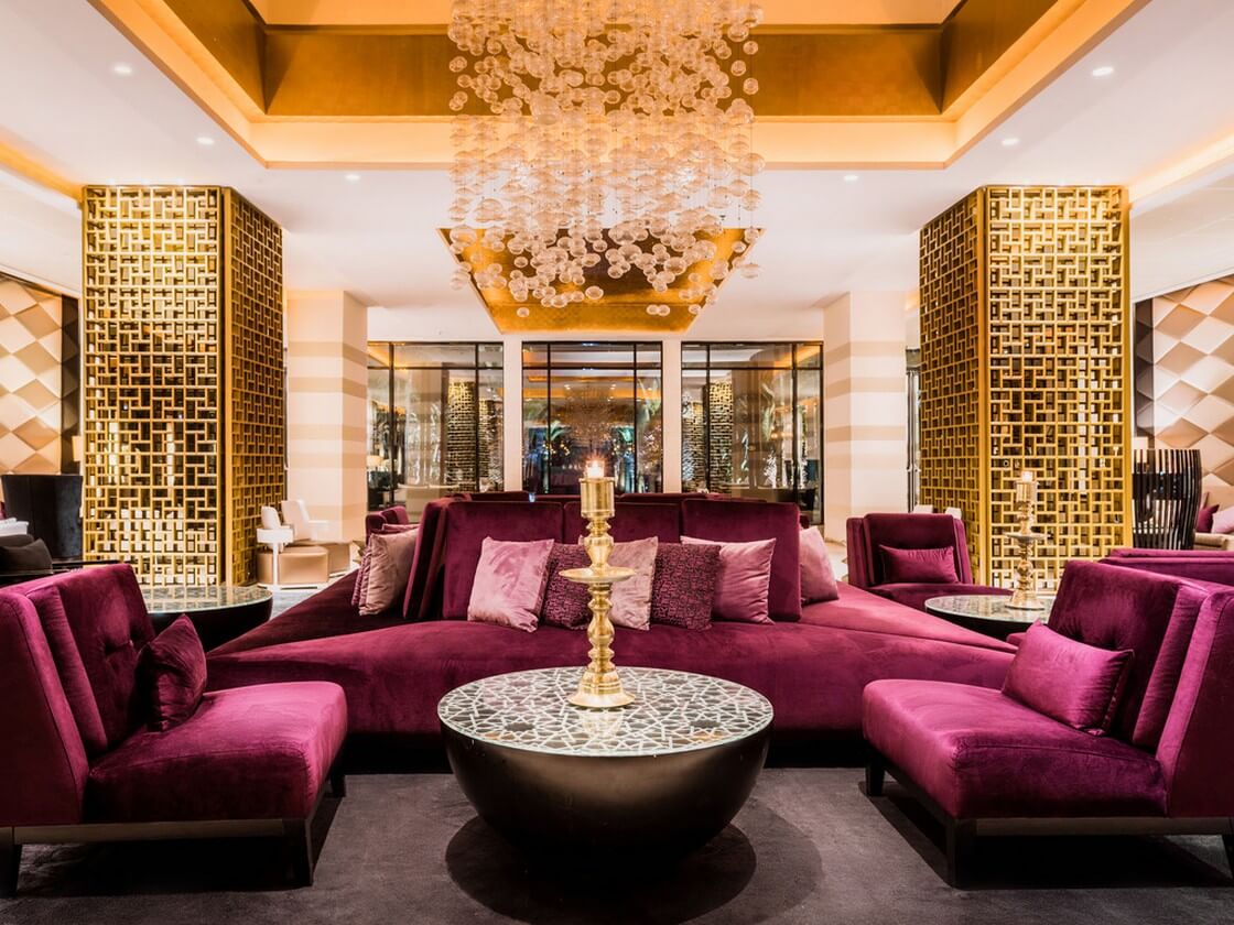Luxuriöse Lampen und Sofas an der Hotelrezeption