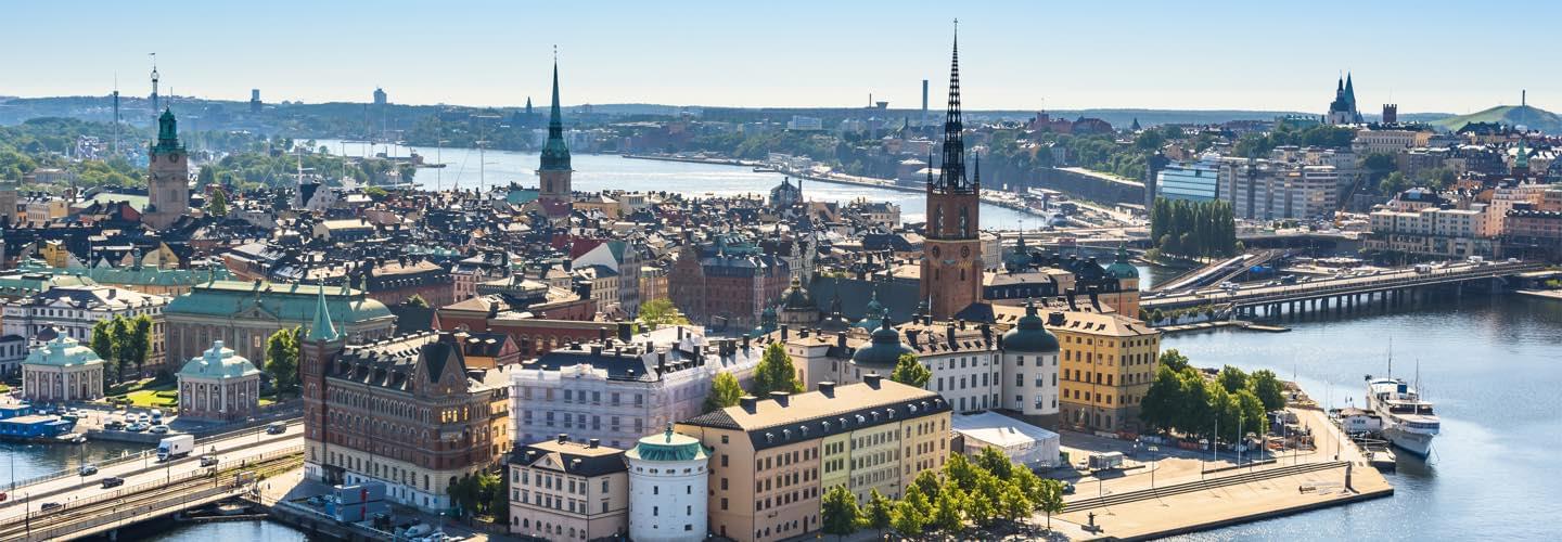 Vista del centro storico di Stoccolma, in Svezia, con la chiesa tedesca e una barca