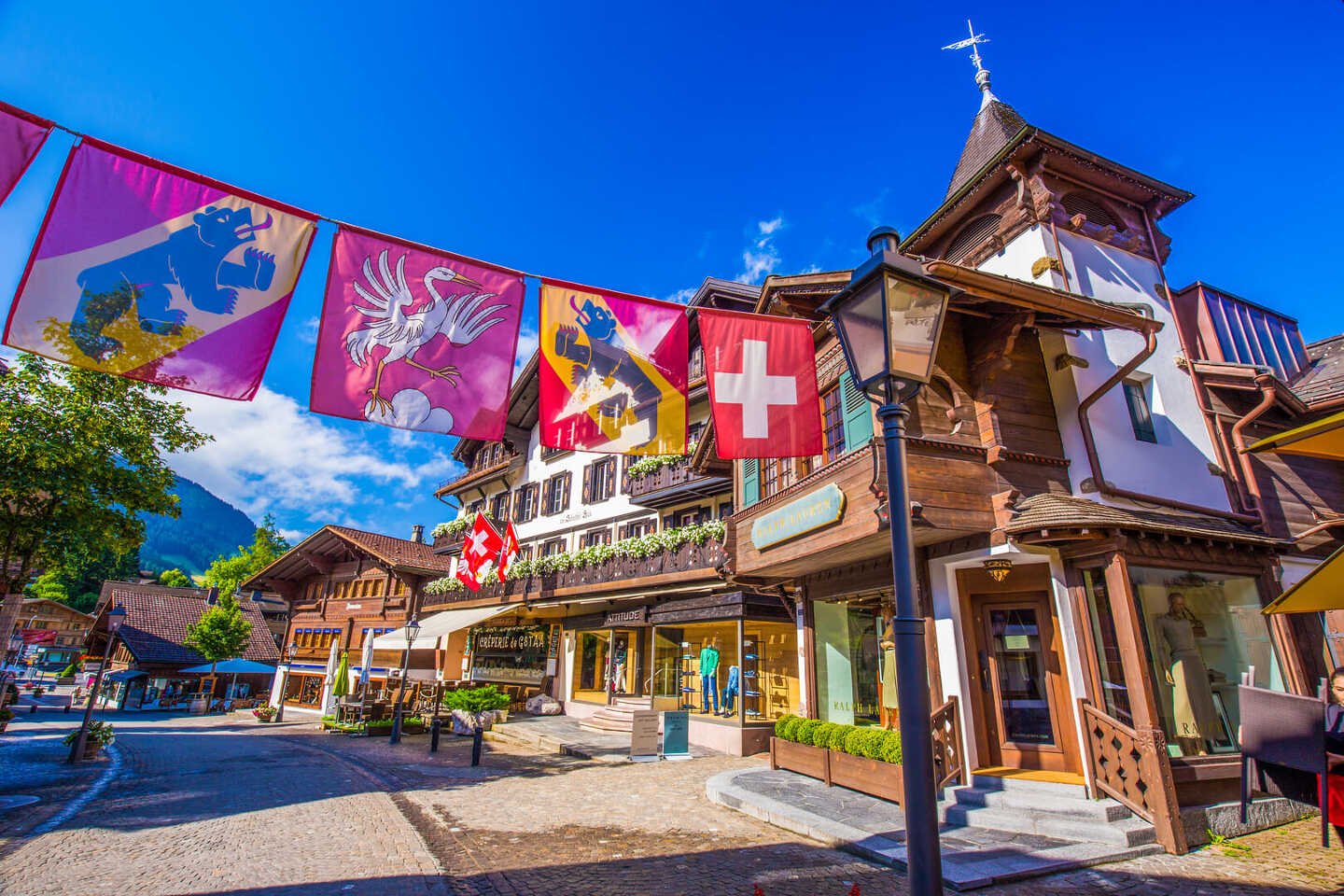 Rue pietonne dans le village de montagne de Gstaad, en Suisse