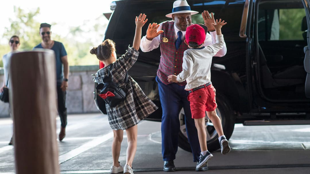 Der Chauffeur holt die Kinder ab, um sie in einer Limousine zu einer privaten VIP-Tour in World Disney Orlando zu bringen.