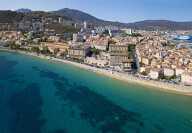 Vue aérienne d'Ajaccio en France montrant ses plages et son port