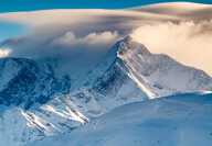 Une montagne ensoleillée survolée par un nuage à Aspen, Colorado, aux États-Unis