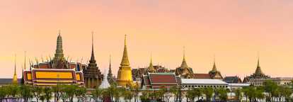 Die Dächer der Stadt Bangkok in Thailand bei Sonnenuntergang