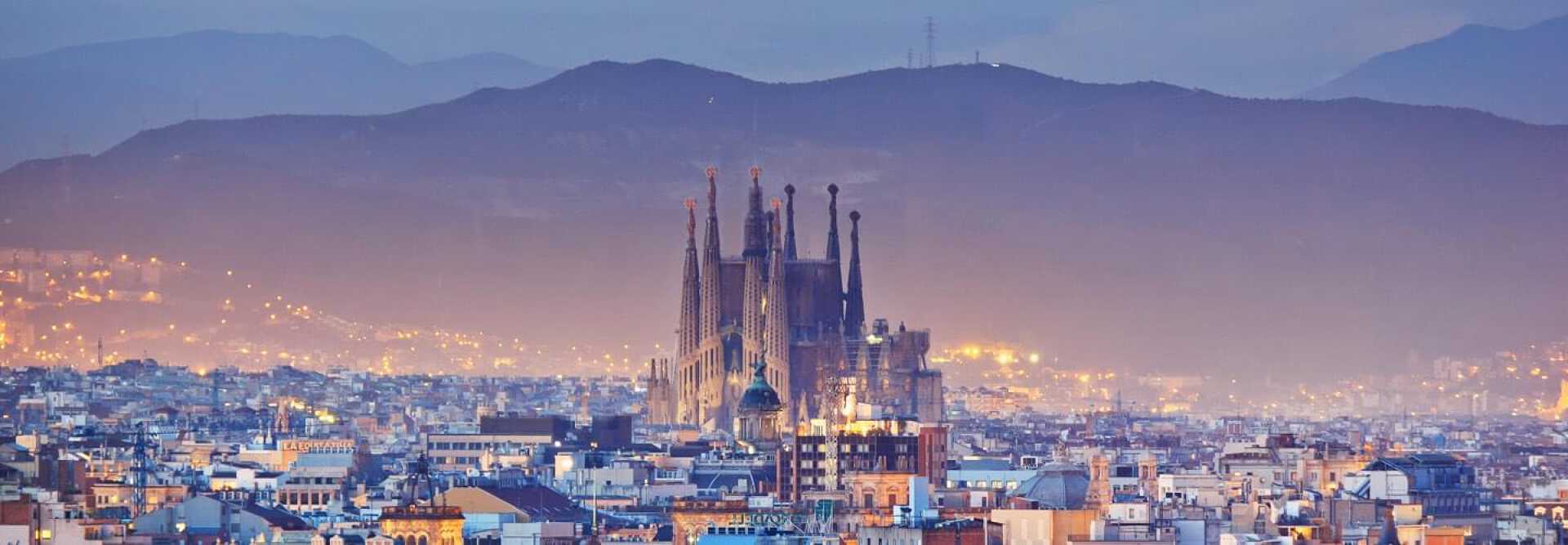 Basilika und Sühnekirche Sagrada Familia von Antoni Gaudi in Barcelona und Stadtzentrum bei Nacht