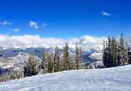 Vue des montagnes et des forêts enneigées de Beaver Creek dans le Colorado aux États-unis