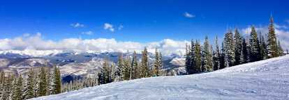 Vue des montagnes et des forêts enneigées de Beaver Creek dans le Colorado aux États-unis