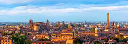 Vista aérea de la Basílica de San Petronio al atardecer en Bolonia