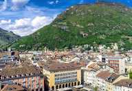 Vue aréirenne des toits de la ville de Bolzano en Italie avec des montagnes en arrière plans