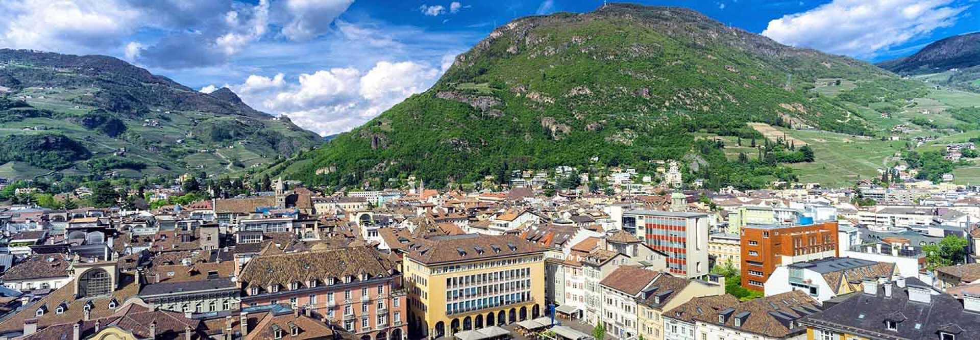 Vue aréirenne des toits de la ville de Bolzano en Italie avec des montagnes en arrière plans