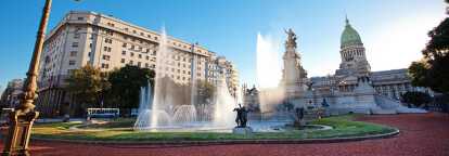Plaza con bonita fuente y un edificio administrativo en la parte de atrás en Buenos Aires en Argentina