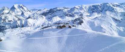 Vue sur les montagnes enneigées de Courchevel avec l'arrivée d'un téléski menant aux pistes