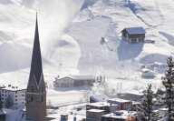 Davos avec les pistes de ski les chalets enneigés et le clocher de l'église