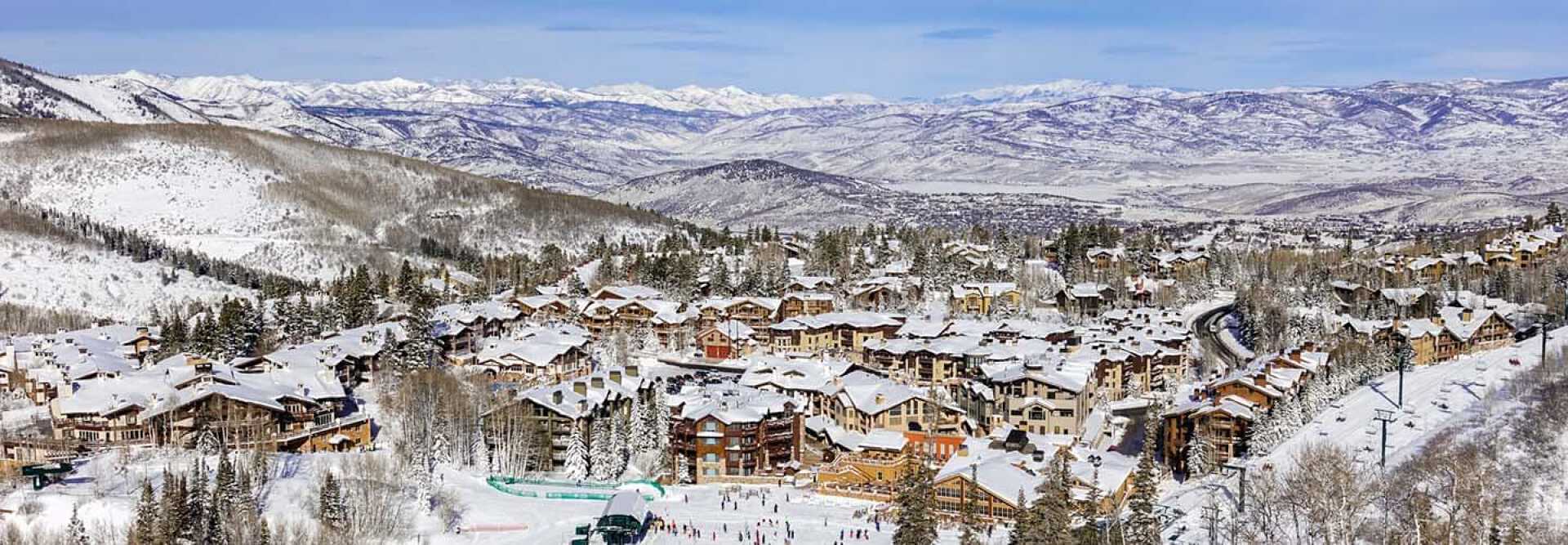 Vue aérienne de de la station de ski enneigée de Deer Valley à Utah aux États-unis