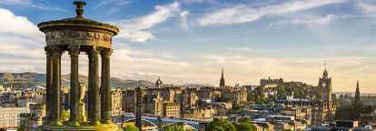 Vista aérea de la ciudad de Edimburgo en Escocia. En primer plano, a la izquierda, una antigua torre hecha de columnas